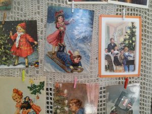 Абавязкова зазірніце! У краме "Лёля" зрабілі выставу старых калядных паштовак і святочных анёлкаў