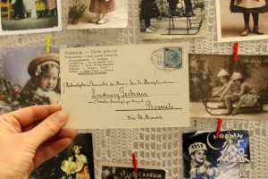 Абавязкова зазірніце! У краме "Лёля" зрабілі выставу старых калядных паштовак і святочных анёлкаў