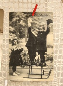 Абавязкова зазірніце! У краме "Лёля" зрабілі выставу старых калядных паштовак і святочных анёлкаў