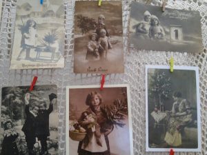 Абавязкова зазірніце! У краме "Лёля" зрабілі выставу старых калядных паштовак і святочных анёлкаў