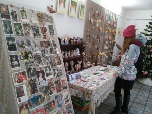 Абавязкова зазірніце! У краме "Лёля" зрабілі выставу старых калядных паштовак і святочных анёлкаў Абавязкова зазірніце! У краме "Лёля" зрабілі выставу старых калядных паштовак і святочных анёлкаў