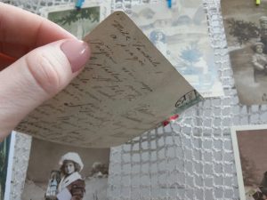 Абавязкова зазірніце! У краме "Лёля" зрабілі выставу старых калядных паштовак і святочных анёлкаў