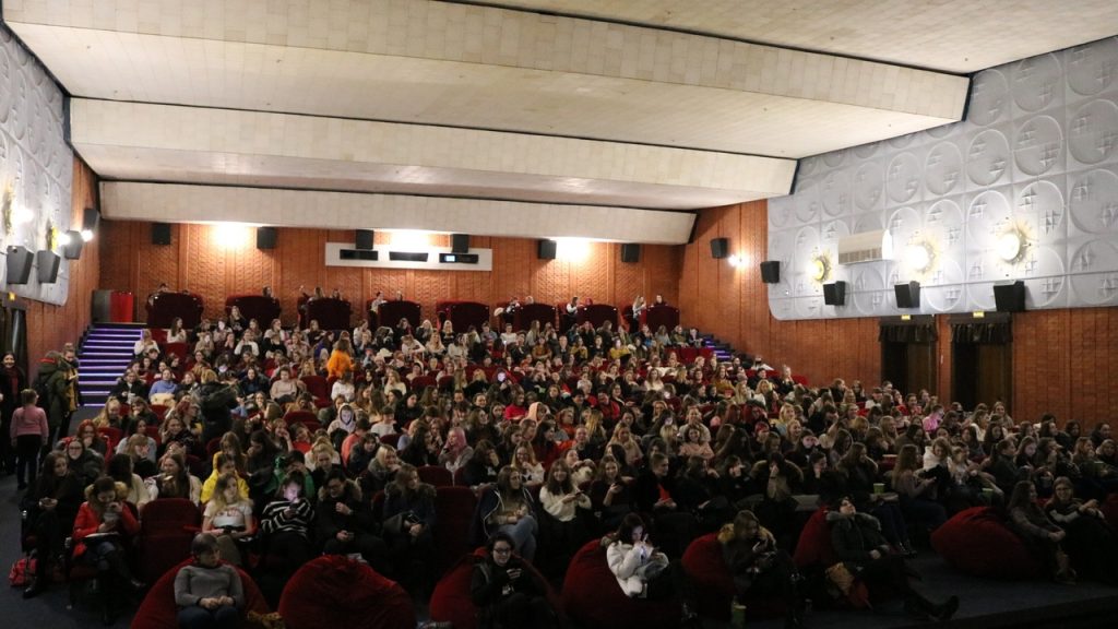 "Фанаты прызнаваліся адзін аднаму ў любові". У Гродне паказалі канцэрт карэйскай групы BTS