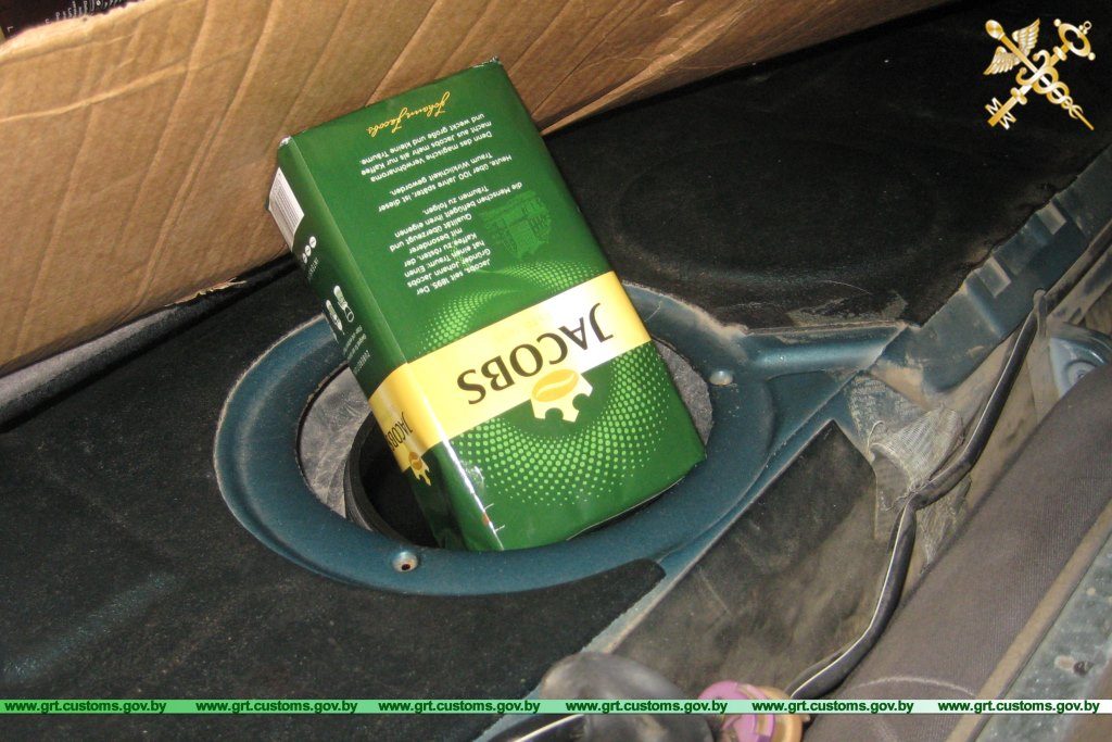 Беларус спрабаваў перамясціць праз мяжу 60 пачкаў кавы ў спінках сядзенняў і паліўным баку (відэа)