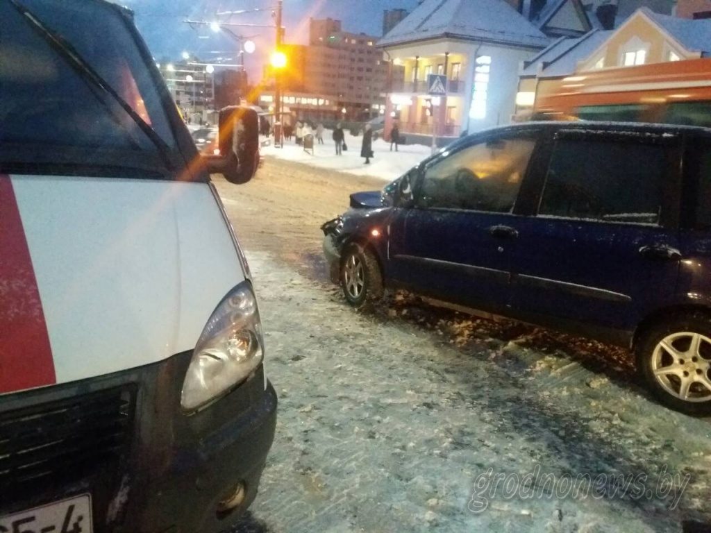 У Гродне «Фіят» сутыкнуўся з «хуткай», якая вязла парадзіху. Медыкі распавялі, як адчувае сябе цяжарная, якая патрапіла ў аварыю (абноўлена) У Гродне «Фіят» сутыкнуўся з «хуткай», якая вязла парадзіху. Медыкі распавялі, як адчувае сябе цяжарная, якая патрапіла ў аварыю (абноўлена)