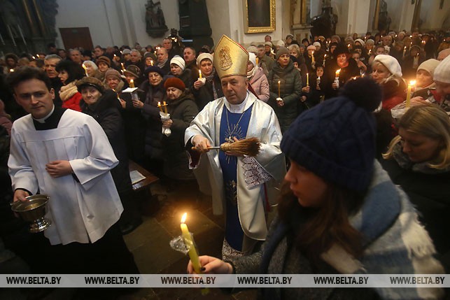 А вы ўжо прыбралі ялінку? Каталікі адсвяткавалі Стрэчанне (Грамніцы) А вы ўжо прыбралі ялінку? Каталікі адсвяткавалі Стрэчанне (Грамніцы)