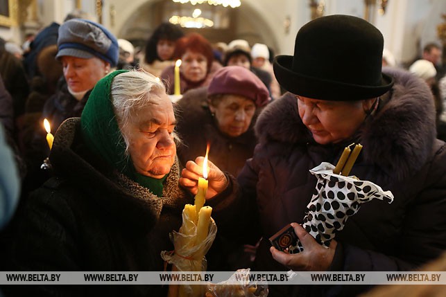 А вы ўжо прыбралі ялінку? Каталікі адсвяткавалі Стрэчанне (Грамніцы) А вы ўжо прыбралі ялінку? Каталікі адсвяткавалі Стрэчанне (Грамніцы)