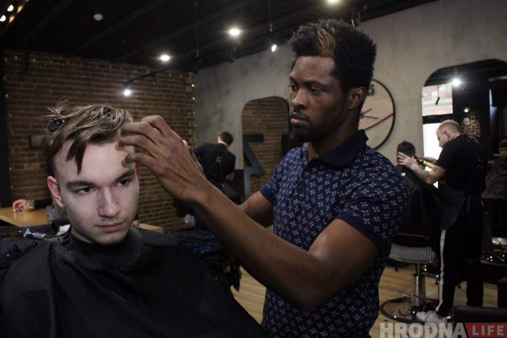 Прыехаў у Гродна, каб стаць барберам. Гісторыя Філіпа з Нігерыі