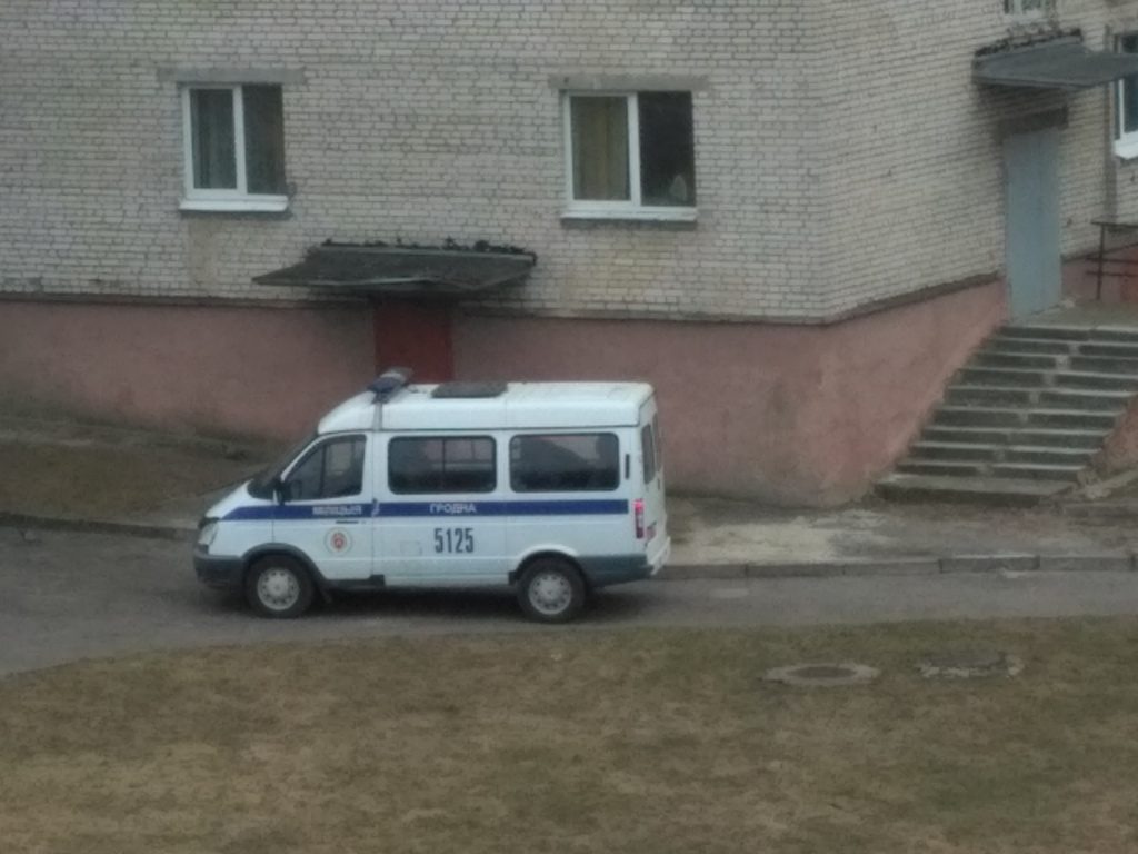 Падрабязнасці аб гібелі дзяўчыны, якая выпала з акна: што кажуць следчы камітэт і хуткая