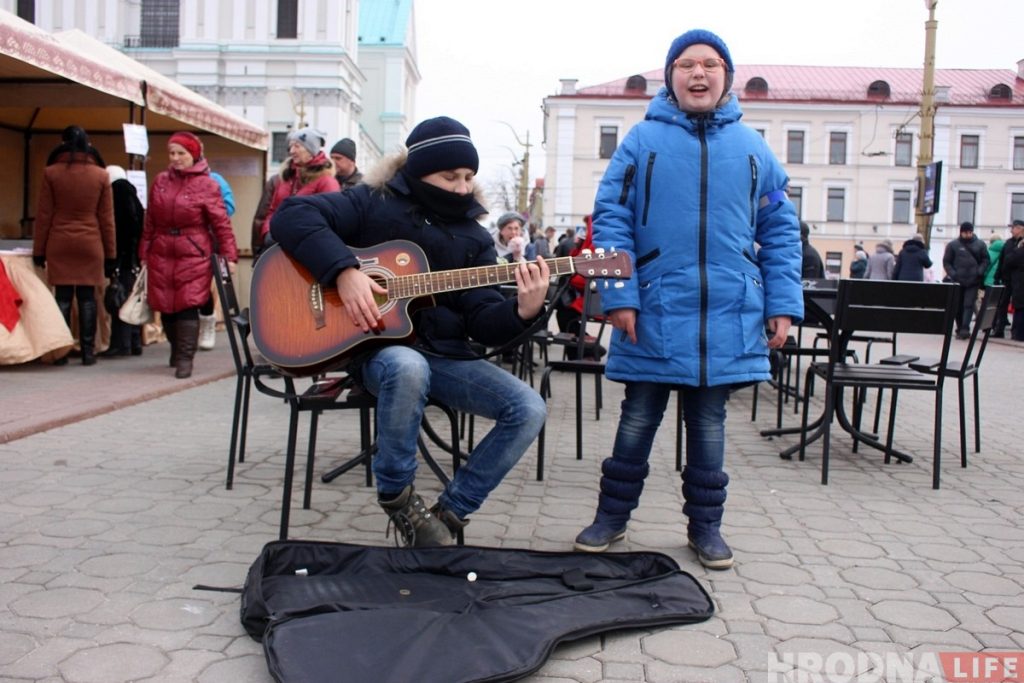 Малюнак з "Казюкаў": пакуль бацькі-рамеснікі гандлююць, дзеці музыкай зарабляюць на новую гітару