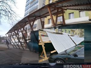 На заснежанай вуліцы ў Гродне грузавы ЗІЛ сутыкнуўся з таксі На заснежанай вуліцы ў Гродне грузавы ЗІЛ сутыкнуўся з таксі