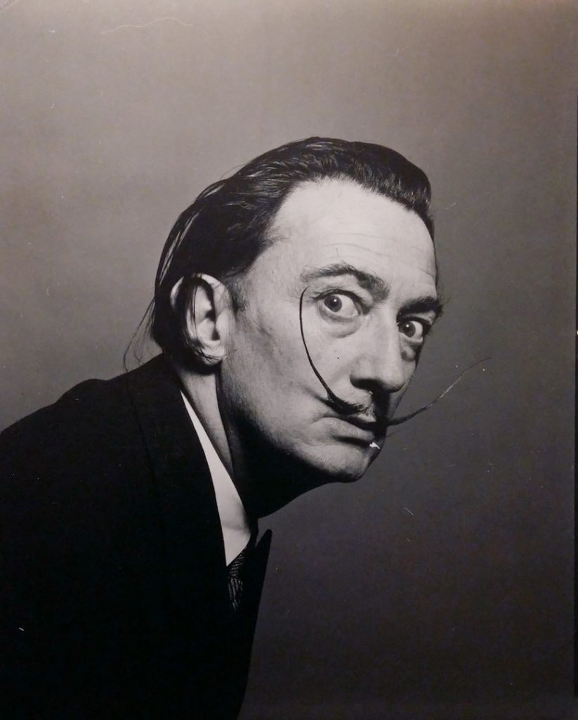 Уладальнік малюнкаў Далі правядзе экскурсію па выставе ў Гродне