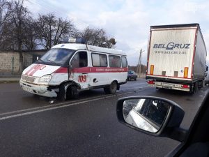 Фотафакт: хтосьці намаляваў на дамах на Замкавай дзіўныя надпісы