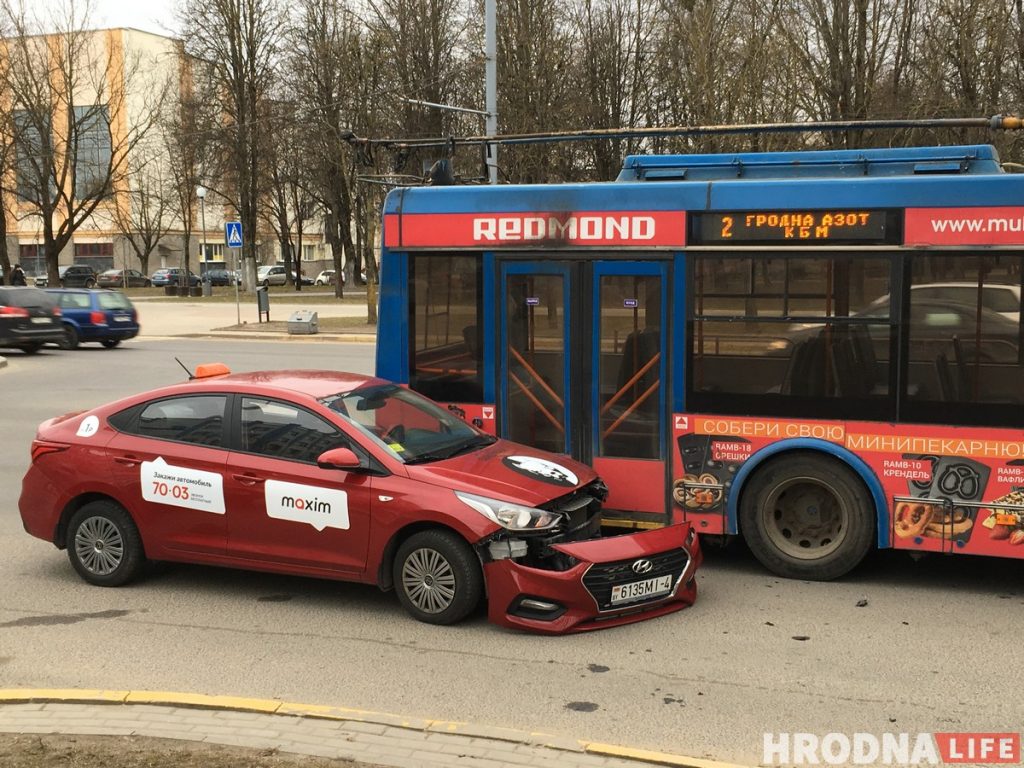 Аварыя на Горкага: таксі «Максім» згубіла бампер