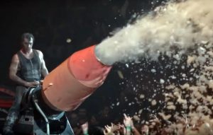 Два гады з адтэрміноўкай, кампенсацыя і канфіскацыя тэлефона. Гродзенку асудзілі за карцінку з элементамі порна ў ВК