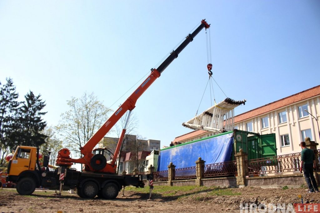 У Гродна прывезлі кола агляду вышынёй 42 метры