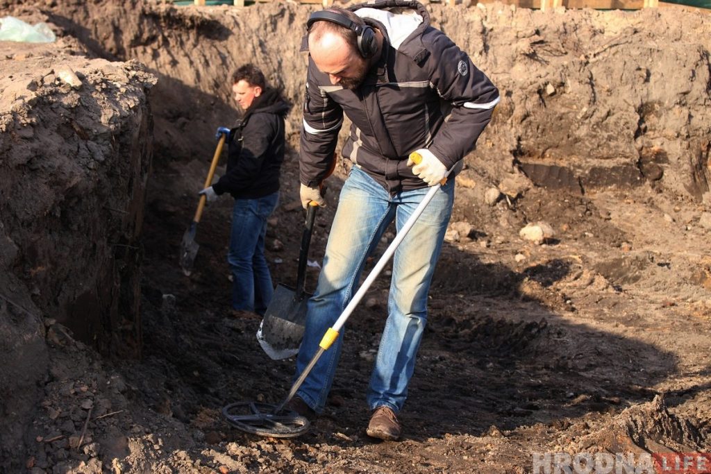 Не толькі словамі, але і справай: гродзенскія гісторыкі з рыдлёўкамі прыйшлі дапамагаць археолагу на Вялікай Траецкай 