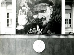 Слава вялікаму ЛЕНІНскаму раёну! Якія савецкія надпісы раней былі ля Бернардынскага касцёла