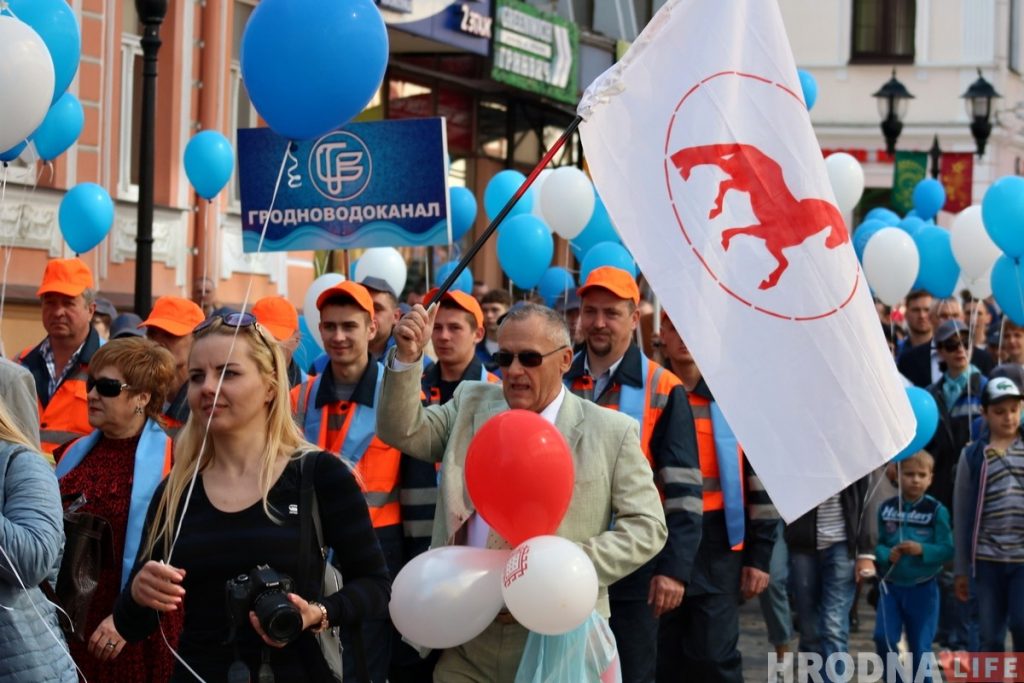 Гродзенскі актывіст са сцягам АГП далучыўся да "Параду прафесій" у Гродне