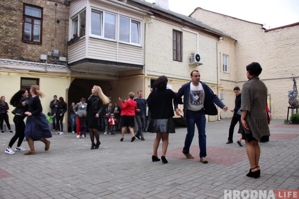 Беларуская музыка і танцы: у цэнтры Гродна зноў ажывае дворык