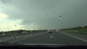 З'явілася відэа ранішняй аварыі на Кірава. Бачна, як аўто ўразаецца ў дом