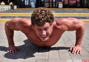 Трэнаваўся ў гіпсе і ўсіх перамог. Захар Дзмітрычэнка з Гродна стаў найлепшым бодзібілдэрам Беларусі