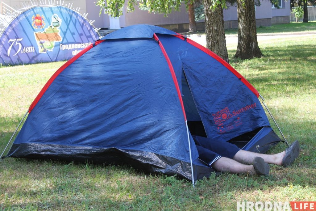 Гродзенец паставіў палатку перад адміністрацыяй раёна і сабраўся там жыць. Яму адразу прапанавалі іншае жыллё Гродзенец паставіў палатку перад адміністрацыяй раёна і сабраўся там жыць. Яму адразу прапанавалі іншае жыллё