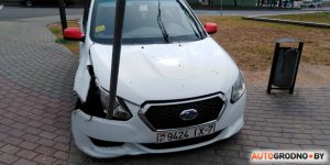 П'яны гродзенец наехаў на міліцэйскі аўтамабіль въехал в столб