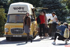 Першы KFC у Гродне ўзялі штурмам: дзясяткі людзей беглі па сертыфікаты на 15-100 рублёў Першы KFC у Гродне ўзялі штурмам: дзясяткі людзей беглі па сертыфікаты на 15-100 рублёў