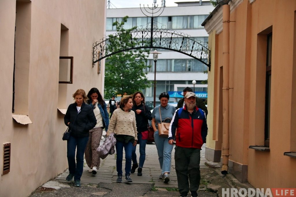 «Мама забараняла ўзгадваць гэты горад». У Гродна прыехалі нашчадкі ўцекачоў з гета