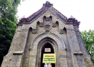 "Гэта сапраўдны скарб". Гродзенскі святар шукае сям'ю Раеўскіх, каб перадаць "кнігу жыцця"