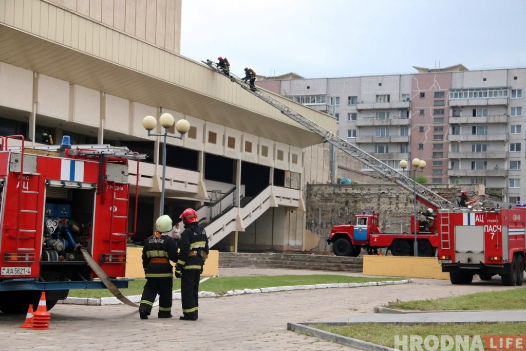 Кінатэатр "Кастрычнік" не гарыць: у гродзенскіх ратавальнікаў праходзяць раптоўныя вучэнні
