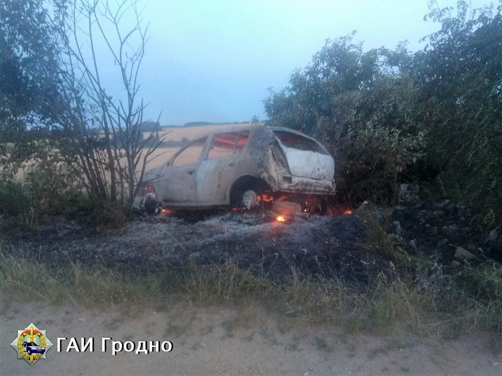 Пад Гродна 16-гадовы выпіў, скраў аўтамабіль і трапіў у аварыю. Аўто цалкам згарэла