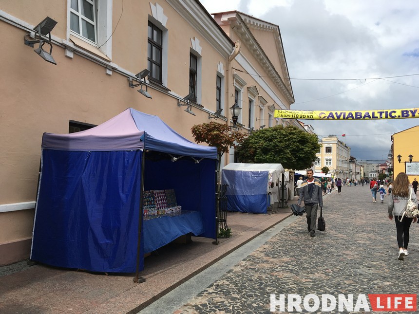 «Дазвол не патрабуецца, але ёсць нюансы». Чаму па выхадных пешаходная Савецкая так падобная да рынкаў 90-х?