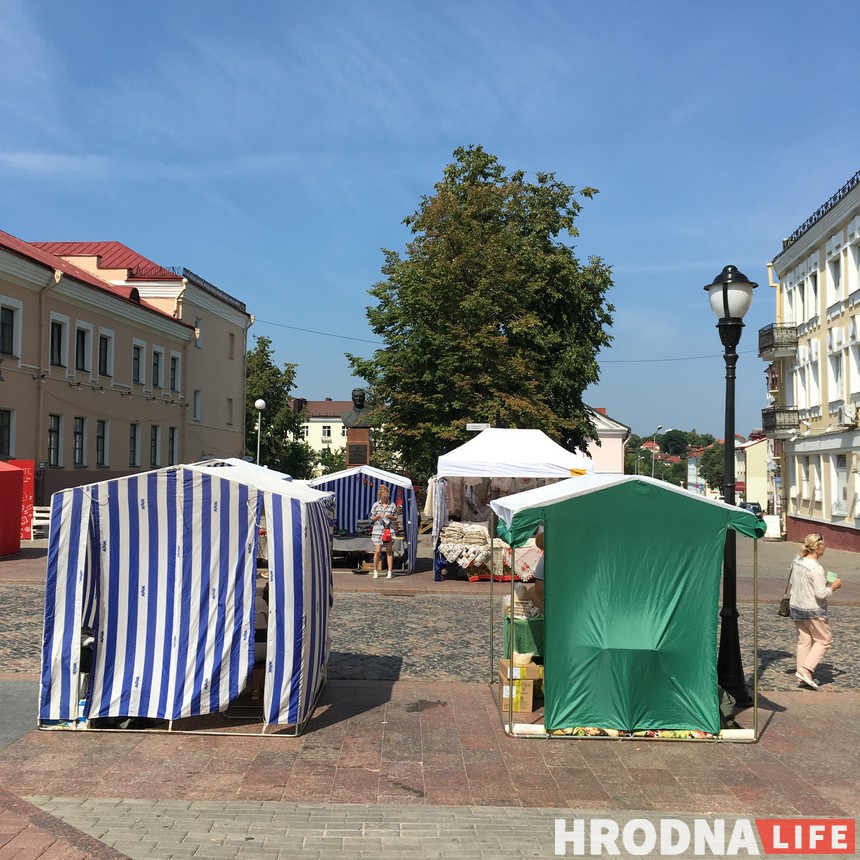 «Дазвол не патрабуецца, але ёсць нюансы». Чаму па выхадных пешаходная Савецкая так падобная да рынкаў 90-х?