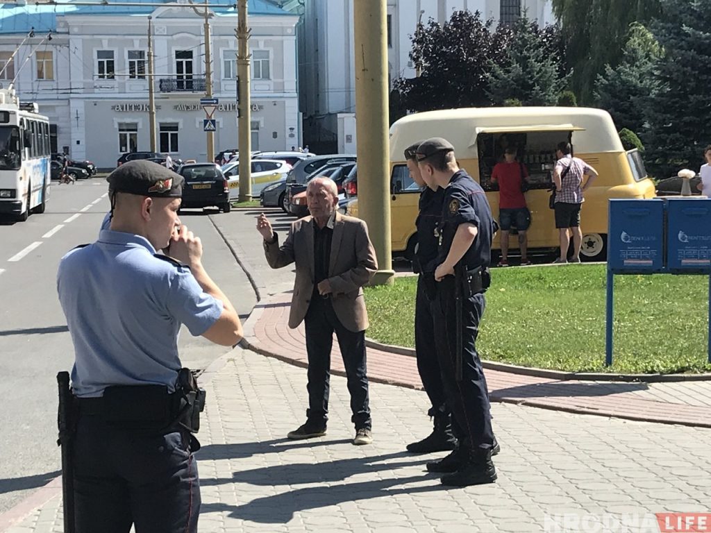 «У любой іншай краіне мной ганарыліся б». На свістуна ў цэнтры Гродна выклікалі міліцыю