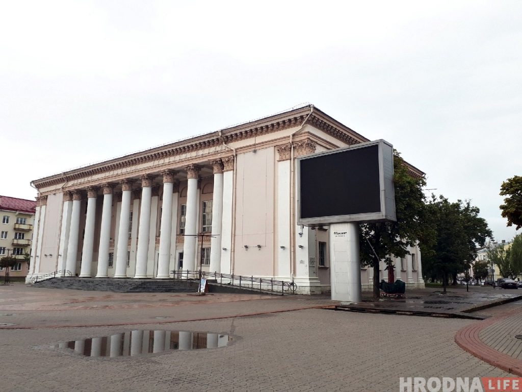 Каля "тэкстылёў" разабралі летняе кафэ: хутка пачнецца рэканструкцыя будынка