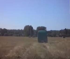 «Можна сказаць, у кашулі нарадзіліся!» На М6 кідала дрэвы, машына апынулася паміж двух паваленых. Відэа