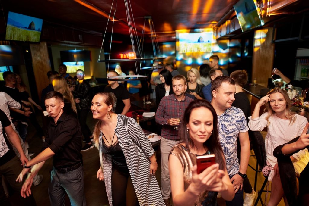 «Гучна паспяваць і смачна пад'есці". У цэнтры Гродна адкрыецца бар, дзе кожны зможа адчуць сябе зоркай