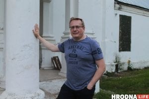 "Вярнуць мястэчку карані". Як валанцёры аднаўляюць старыя іудзейскія і лютэранскія могілкі Павел Падкарытаў ля маёнтка ў Падароску