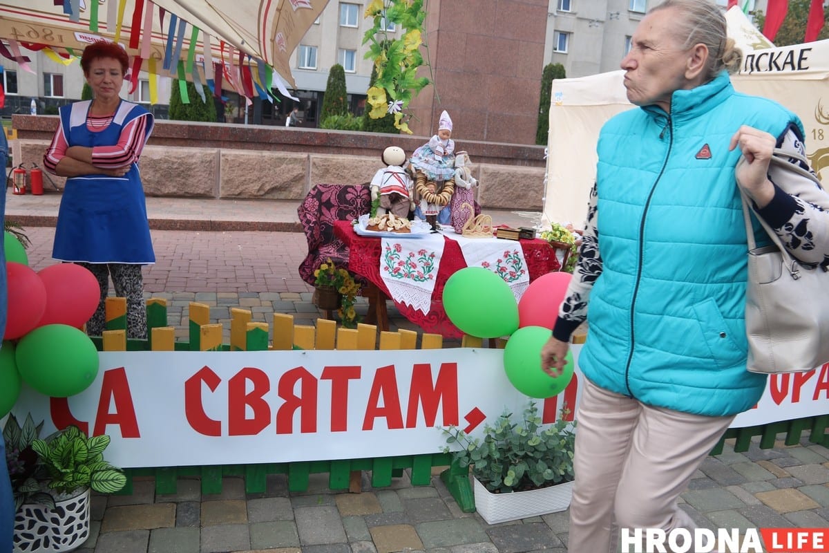 Тату на банане і свіння пад гарвыканкамам - чым здзіўляў Дзень горада ў Гродне. Фотарэпартаж Тату на банане і свіння пад гарвыканкамам - чым здзіўляў Дзень горада ў Гродне. Фотарэпартаж