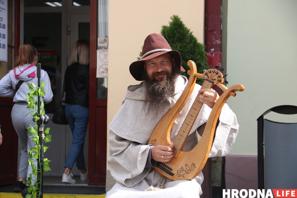 Тату на банане і свіння пад гарвыканкамам - чым здзіўляў Дзень горада ў Гродне. Фотарэпартаж Тату на банане і свіння пад гарвыканкамам - чым здзіўляў Дзень горада ў Гродне. Фотарэпартаж