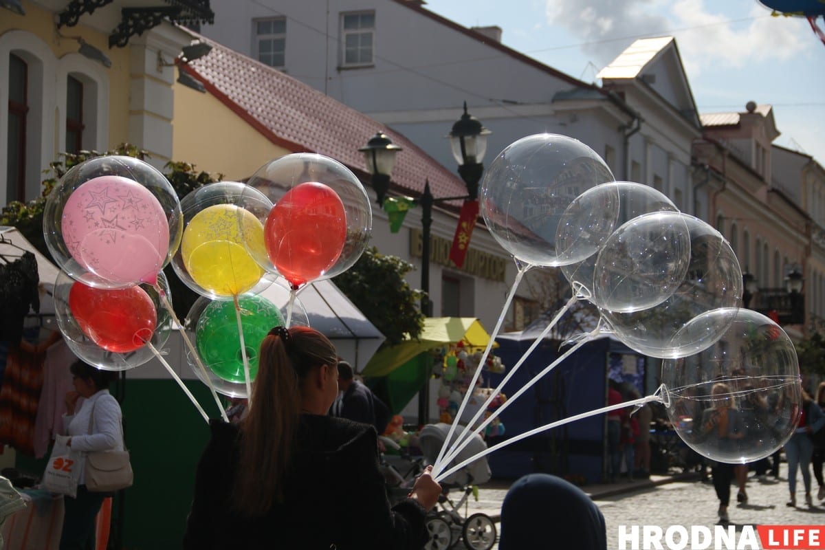 Тату на банане і свіння пад гарвыканкамам - чым здзіўляў Дзень горада ў Гродне. Фотарэпартаж Тату на банане і свіння пад гарвыканкамам - чым здзіўляў Дзень горада ў Гродне. Фотарэпартаж