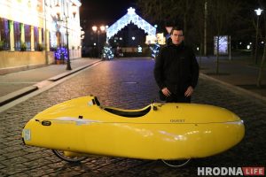 У Гродне даследуюць гасцініцы і хостелы на прыязнасць да веласіпедыстаў Яша Бойттлер путешественник на желтом веломобиле. Желтый веломобиль из Германии