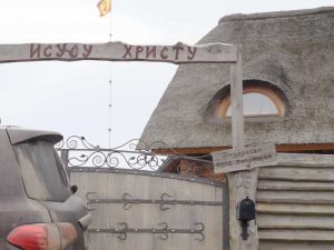 Маскоўскі бізнесмен павесіў на сваім доме пад Гроднам таблічку «пі**расам уваход забаронены» стрельчики
