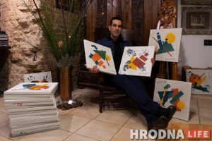 Калядная гісторыя пра супрэматызм і дабрачыннасць. Аўстраліец набыў усе малюнкі з выставы дзіцячага хоспіса Калядная гісторыя пра супрэматызм і дабрачыннасць. Аўстраліец набыў усе малюнкі з выставы дзіцячага хоспіса