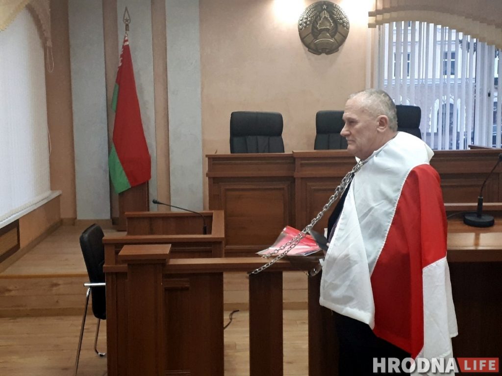 Суд у Гродне: У знак пратэсту актывіст  прыкаваў сябе ланцугом. Прыйшлося выклікаць МНС, хуткую і АМАП