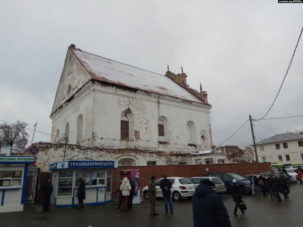 Сынагога месьціцца ў цэнтры горада, на месцы габрэйскіх могілак вакол сынагогі разьмешчаны рынак