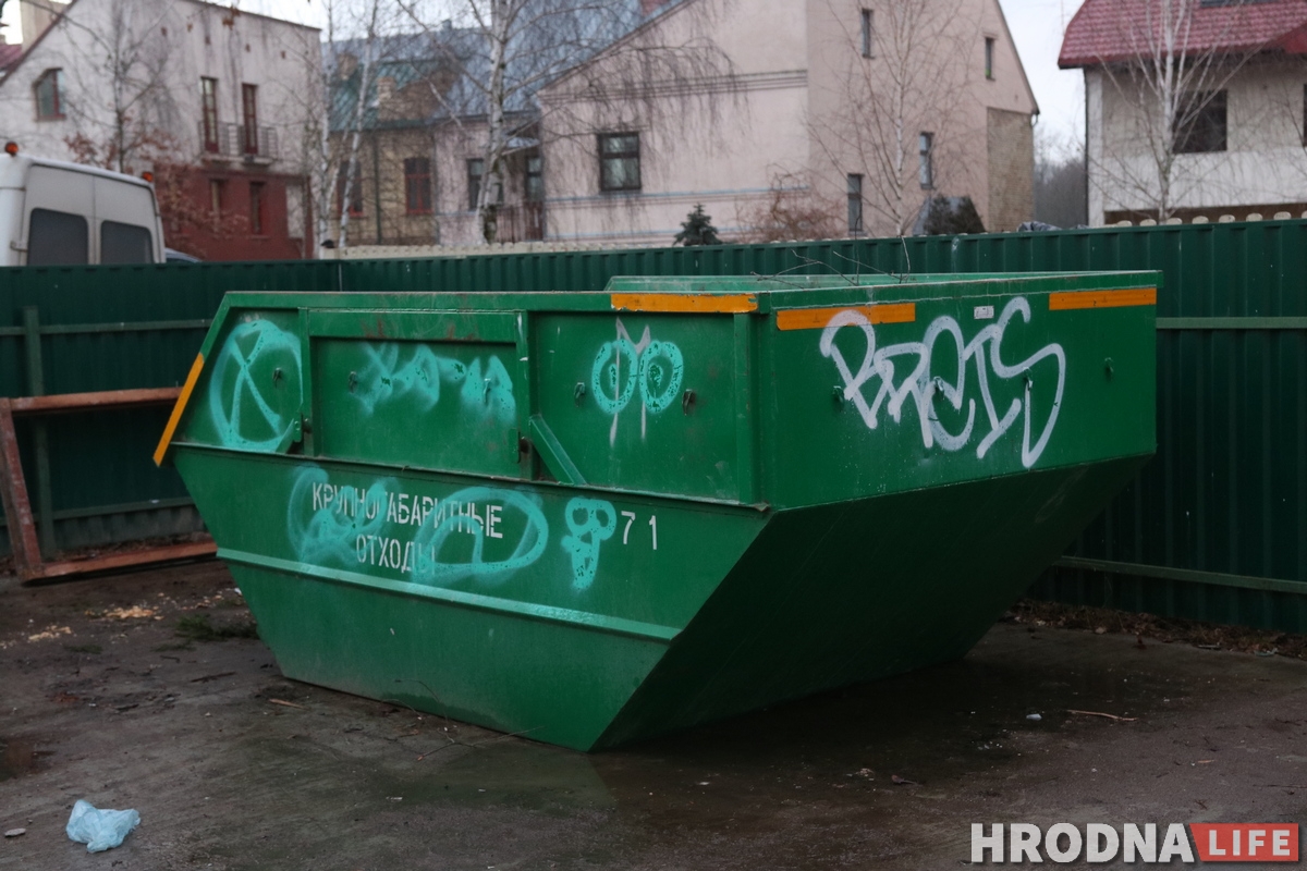 Фотафакт: хтосьці намаляваў на дамах на Замкавай дзіўныя надпісы