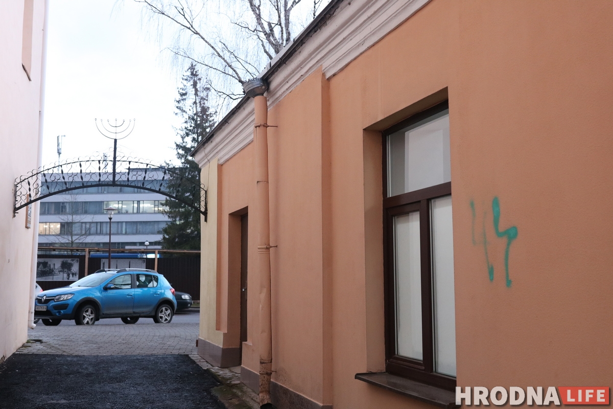 Фотафакт: хтосьці намаляваў на дамах на Замкавай дзіўныя надпісы